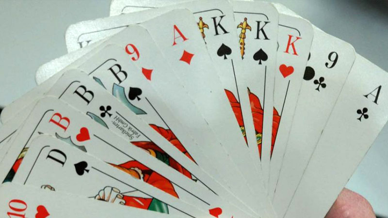 Eine Hand voll Karten eines Kartenspiels